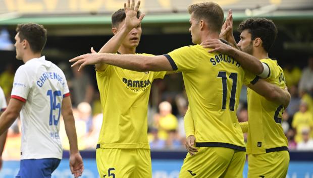 Sorloth celebra con sus compañeros el segundo gol ante el FC Barcelona