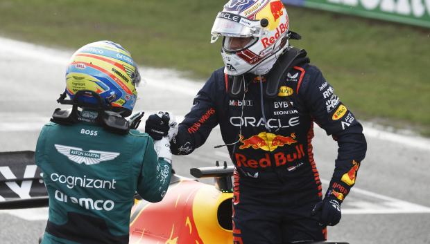 El saludo entre Max Verstappen y Fernando Alonso