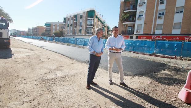 Miguel Ángel Torrico, presidente de la Gerencia, y el alcalde, José María Bellido, en su visita a las obras de la avenida de Trassierra.