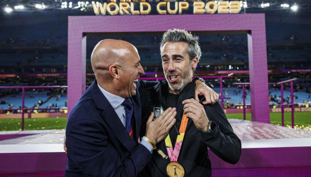 El seleccionador de España Jorge Vilda (d) y el presidente de la Federación Española de Fútbol, Luis Rubiales tras ganar España la Final del Mundial femenino