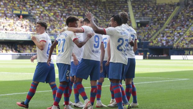 Los jugadores del Barça, con la camiseta blanca, en la celebración de un gol de esta temporada