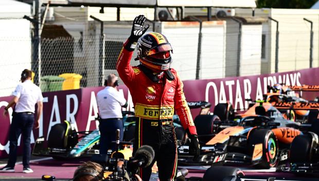 Carlos Sainz celebra la pole en Monza