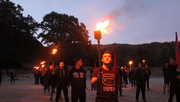 Jóvenes comunistas portando antorchas