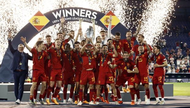 Los jugadores de la selección española levantan la Nations League
