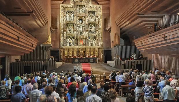 Interior del santuario.