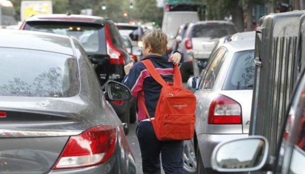 Dejar que los niños se bajen del coche aparcado entre otros vehículos supone un peligro