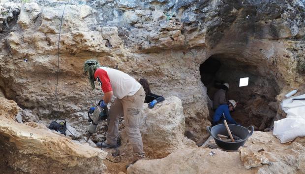 Los paleontólogos trabajando en la cueva Buena Pinta