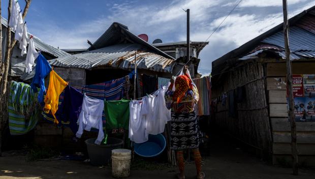 Una mujer indígena Guna cuelga ropa para secarla al sol en la isla de Carti Sugtupu