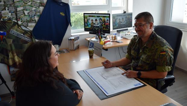 El capitán Heiko O. asesor profesional de las Fuerzas Armadas alemanas Bundeswehr, escucha a Lisa Hoffmann