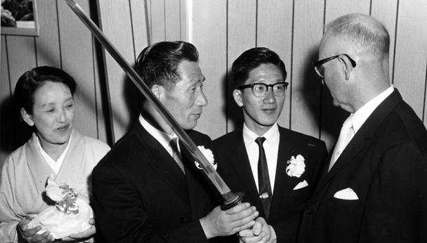 Fujita hace entrega de la katana durante su visita a Brookings en 1962