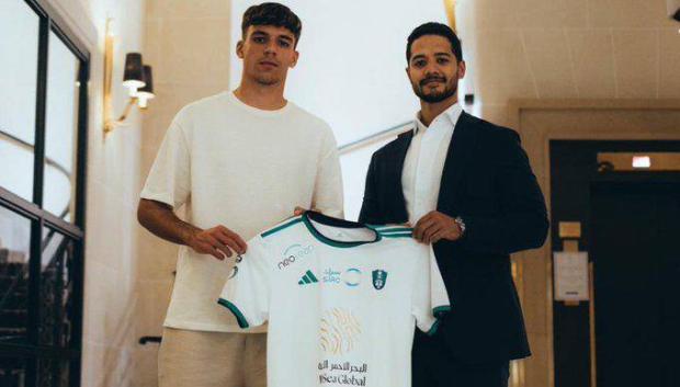 Gabri Veiga posa como nuevo jugador del Al-Ahli saudí