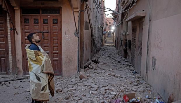 Un residente observa un edificio dañado tras el terremoto, en Marrakech