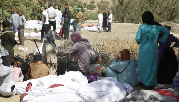 Varias personas entierran a sus fallecidos en la aldea de Tafagajt, en Marruecos, cerca del epicentro del devastador terremoto