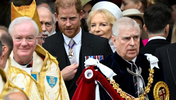 El Príncipe Andrés y el Príncipe Harry en la coronación de Carlos III