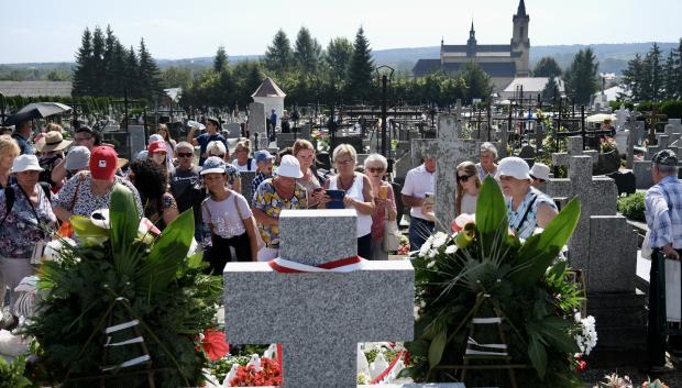 Los asistentes a la beatificación de la familia Ulma visita la tumba donde descansan los restos de los nueve beatificados en Markowa.