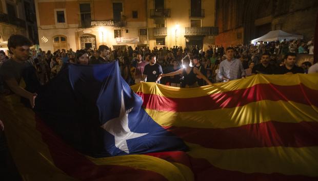 Aspecto del Fossar de les Moreres durante los actos de homenaje de anoche