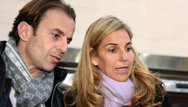 La ex tenista Arantxa Sánchez Vicario y su marido Josep Santacana en el tanatorio de Les Corts en Barcelona 
26/02/2016