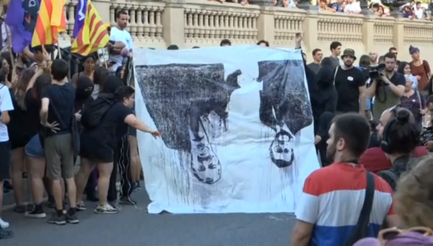 Queman una pancarta con las caras de Aragonès y Collboni en la manifestación de la CUP de la Diada