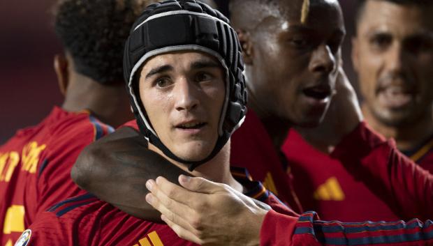 Gavi, con un casco de seguridad, marcó el primer gol de España ante Chipre