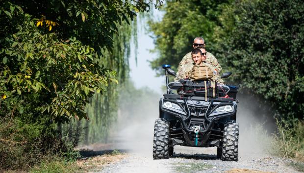 Soldados rumanos conducen un quad por una calle del pueblo de Plauru, en el delta del Danubio