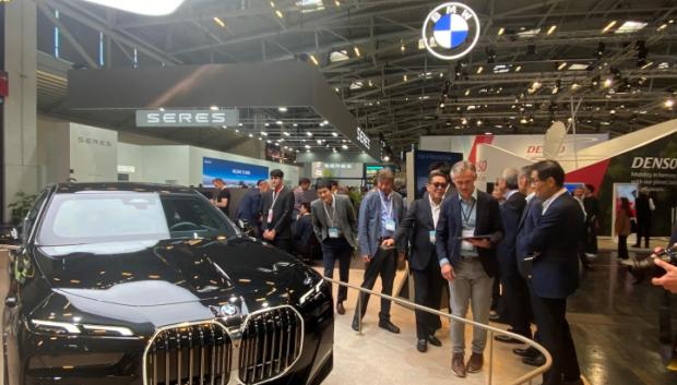 La marca china Seres compite en tamaño de stand con BMW en el Salón de Munich