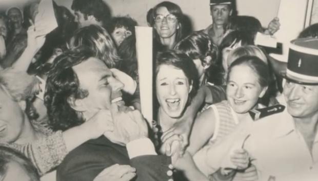 Julio, rodeado de fans