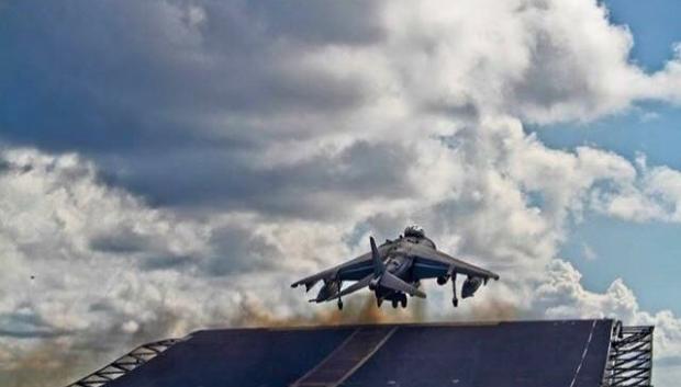 Un caza de combate Harrier despega del portaaeronaves Juan Carlos I