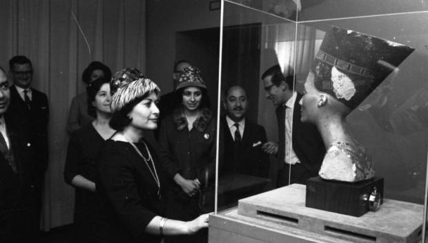Visitantes contemplando el Busto de Nefertiti en Berlín, en el año 1963