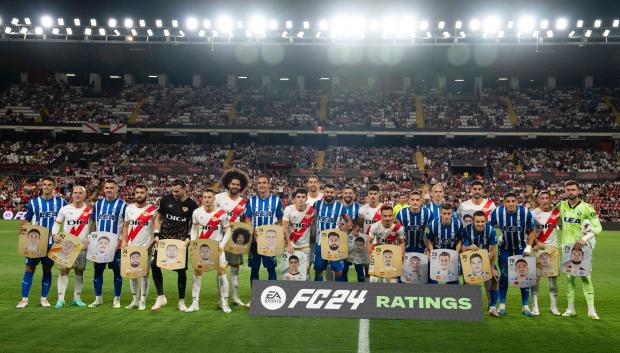 Jugadores del Alavés y Rayo Vallecano con las cartas de EA Sports y donde sí figura la bandera de cada país
