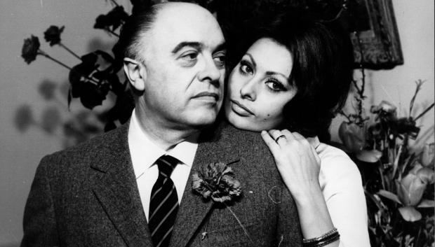 LA ACTRIZ SOFIA LOREN CON SU MARIDO EL DIRECTOR CARLO PONTI DURANTE UN ACTO PUBLICO