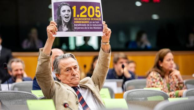 El eurodiputado Hermann Tertsch con un cartel durante el encuentro con Irene Montero