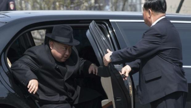 Kim Jong Un saliendo deudo de sus coches presidenciales