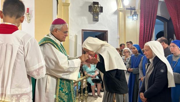 El obispo, dando la comunión