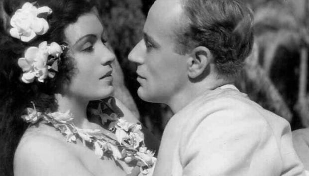 Conchita Montenegro y Leslie Howard, en un fotograma de la película 'Prohibido'