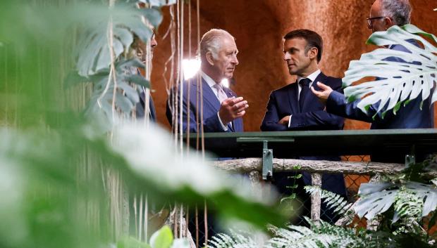 El presidente de Francia Emmanuel Macron y el rey Carlos III durante su visita al jardín tropical de París
