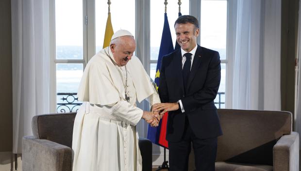 El Papa le estrecha la mano al presidente francés Emmanuel Macron durante su reunión en el Palais du Pharo
