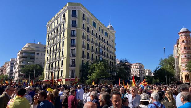 Imagen de la calle Goya de Madrid, completamente llena, pero lejos del escenario de la manifestación contra la amnistía
