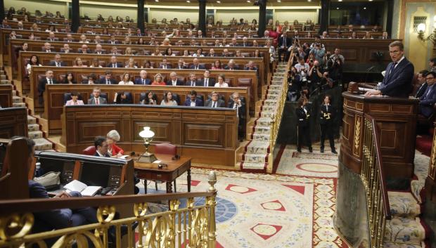 Feijóo se dirige a Sánchez, durante su discurso de investidura