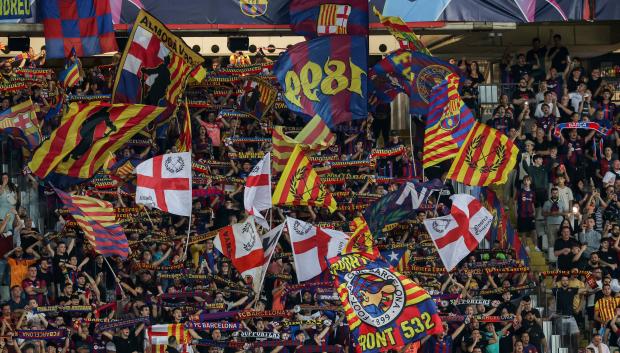 Algunos aficionados del Barça en el Estadio de Montjuic