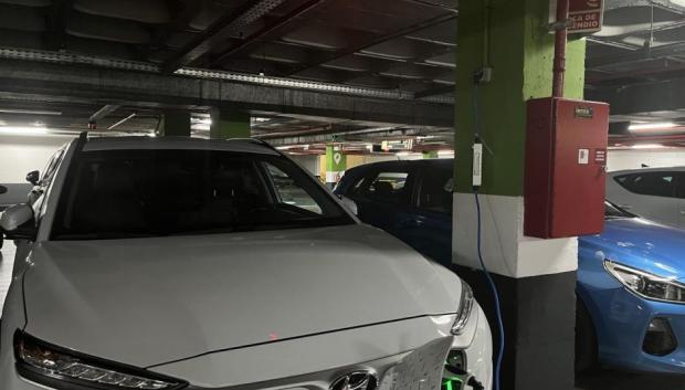 Los abusos son constantes, en este caso enchufado a un punto privado del centro