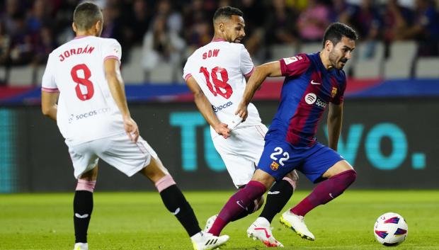 Ilkay Gündogan disputa un balón durante el partido frente al Sevilla