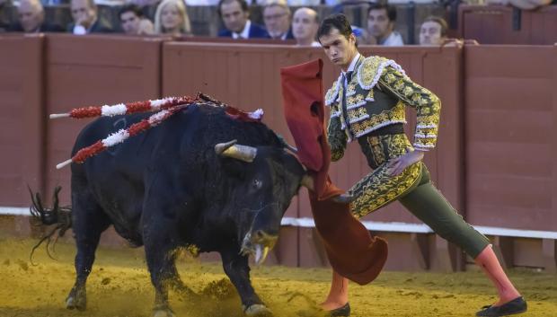 El Diestro Daniel Luque durante la faena al sexto y último de la tarde en Sevilla