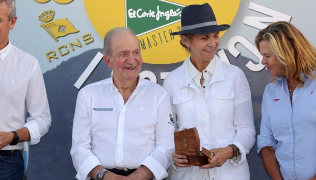 El Rey Don Juan Carlos y la Infanta Elena de Borbón durante la entrega de premios