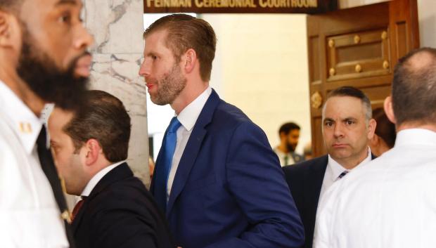 Eric Trump, hijo del expresidente sale del tribunal de Nueva York