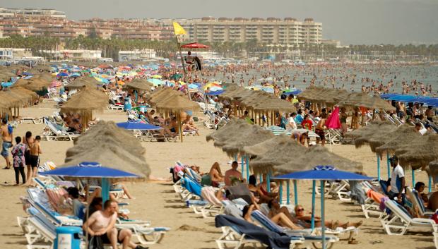 Bañistas en la playa de la Malvarrosa