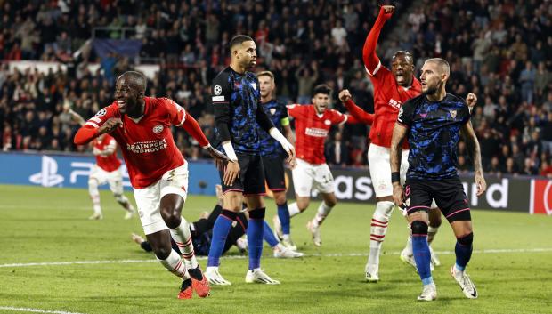 Eindhoven (Netherlands), 03/10/2023.- Jordan Teze of PSV Eindhoven (L) celebrates the 2-2 during the UEFA Champions League Group B match between PSV Eindhoven and Sevilla FC at the Phillips stadium in Eindhoven, Netherlands, 03 October 2023. (Liga de Campeones, Jordania, Países Bajos; Holanda) EFE/EPA/MAURICE VAN STEEN