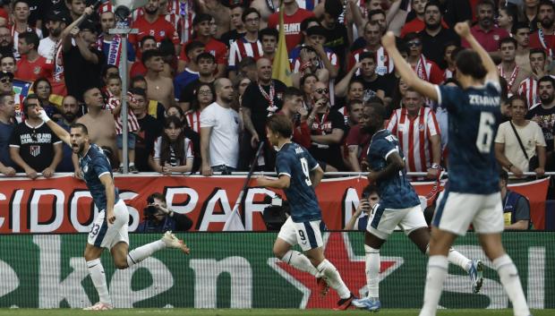 David Hancko (i) celebra su gol contra el Atlético de Madrid
