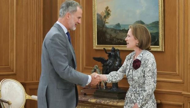 el Rey recibe el saludo de la presidenta del TEDH, Siofra O`Leary