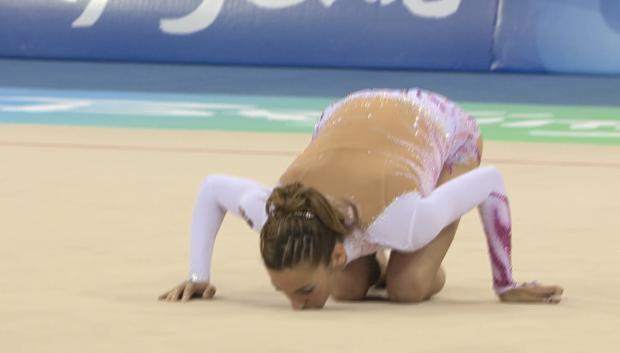 Almudena Cid besa el tapiz en su último ejercicio en los Juegos Olímpicos de Pekín
