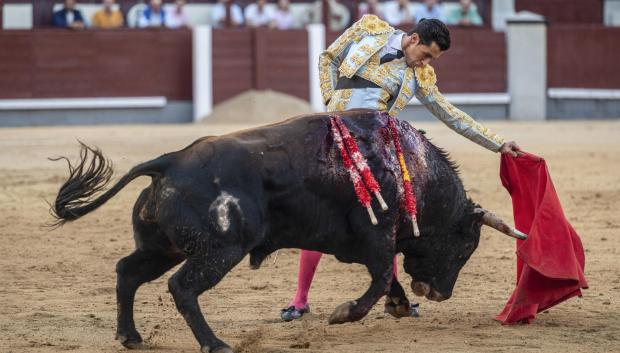 El diestro Jorge Molina da un pase a un toro